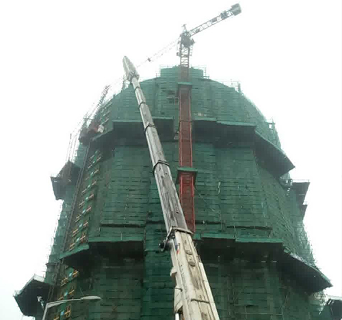 临漳吊车在工地上作业